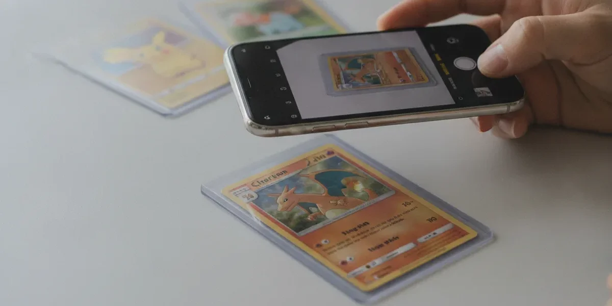 Persona usando un teléfono para escanear cartas Pokémon desde una foto